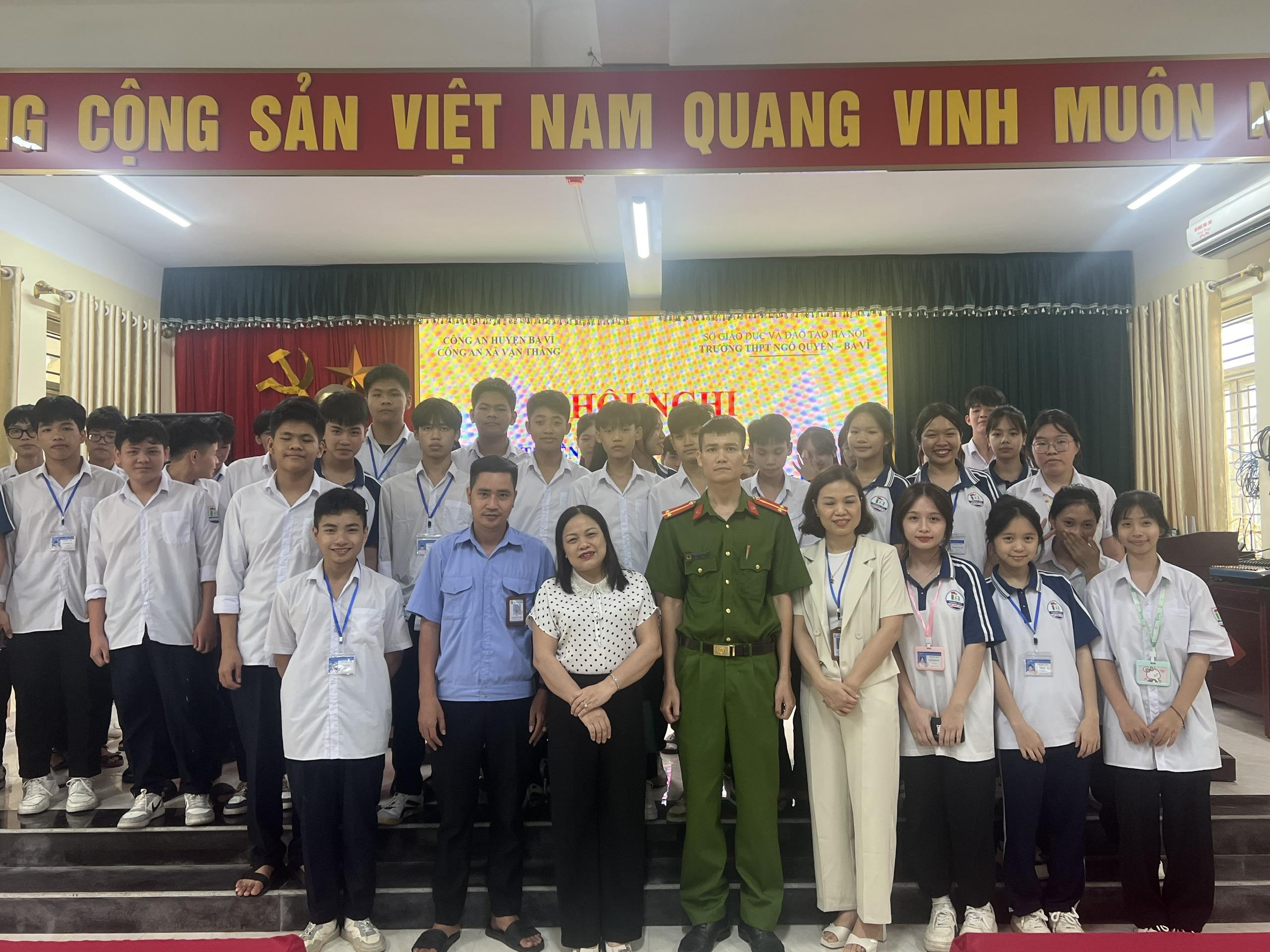 Thực hiện công văn số 79 của UBND xã Vạn Thắng, Công an xã Vạn Thắng và Trường THPT Ngô Quyền - Ba Vì phối hợp tuyên truyền Luật quản lý sử dụng vũ khí, vật liệu nổ, công cụ hỗ trợ