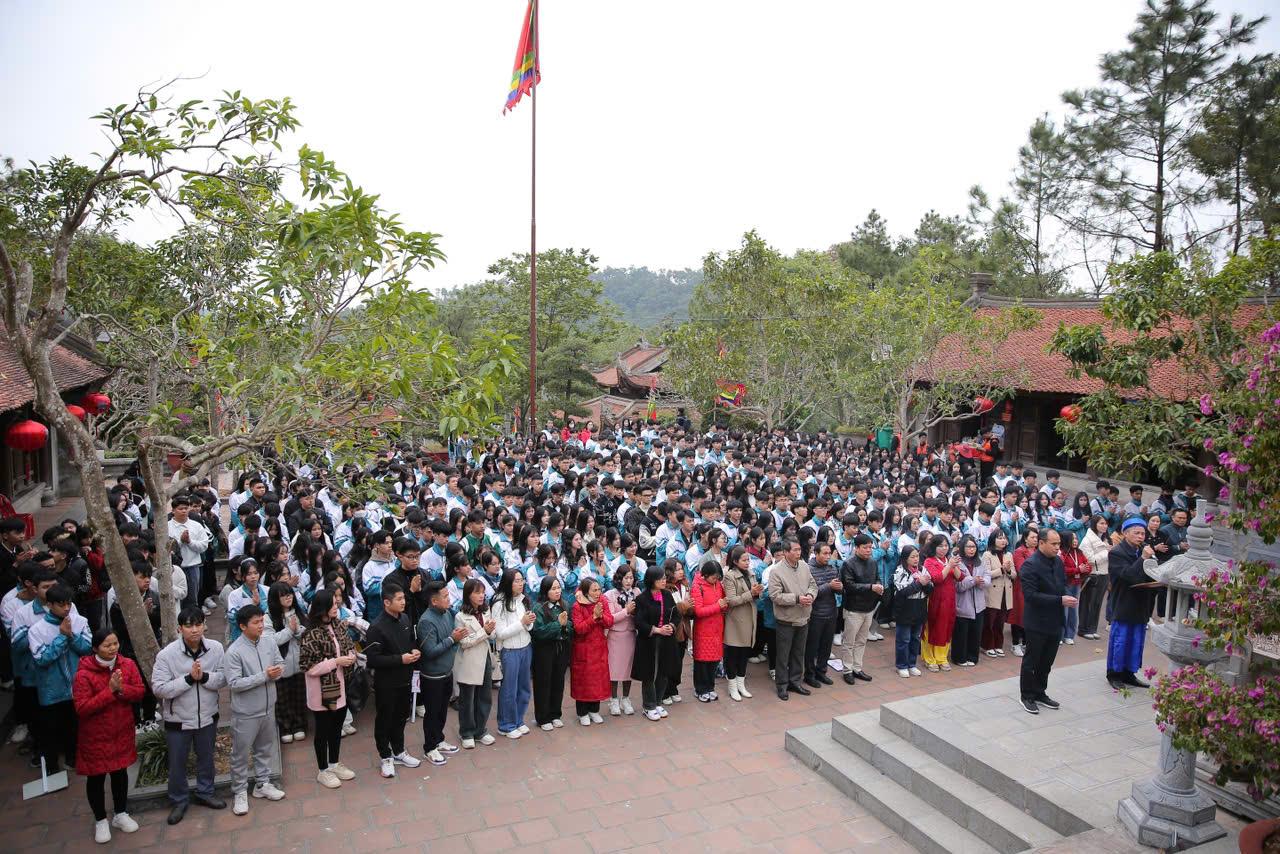 TRƯỜNG THPT NGÔ QUYỀN - BA VÌ TỔ CHỨC HOẠT ĐỘNG GIÁO DỤC NGOÀI GIỜ CHÍNH KHÓA CHO HỌC SINH KHỐI 10 VÀ KHỐI 11 