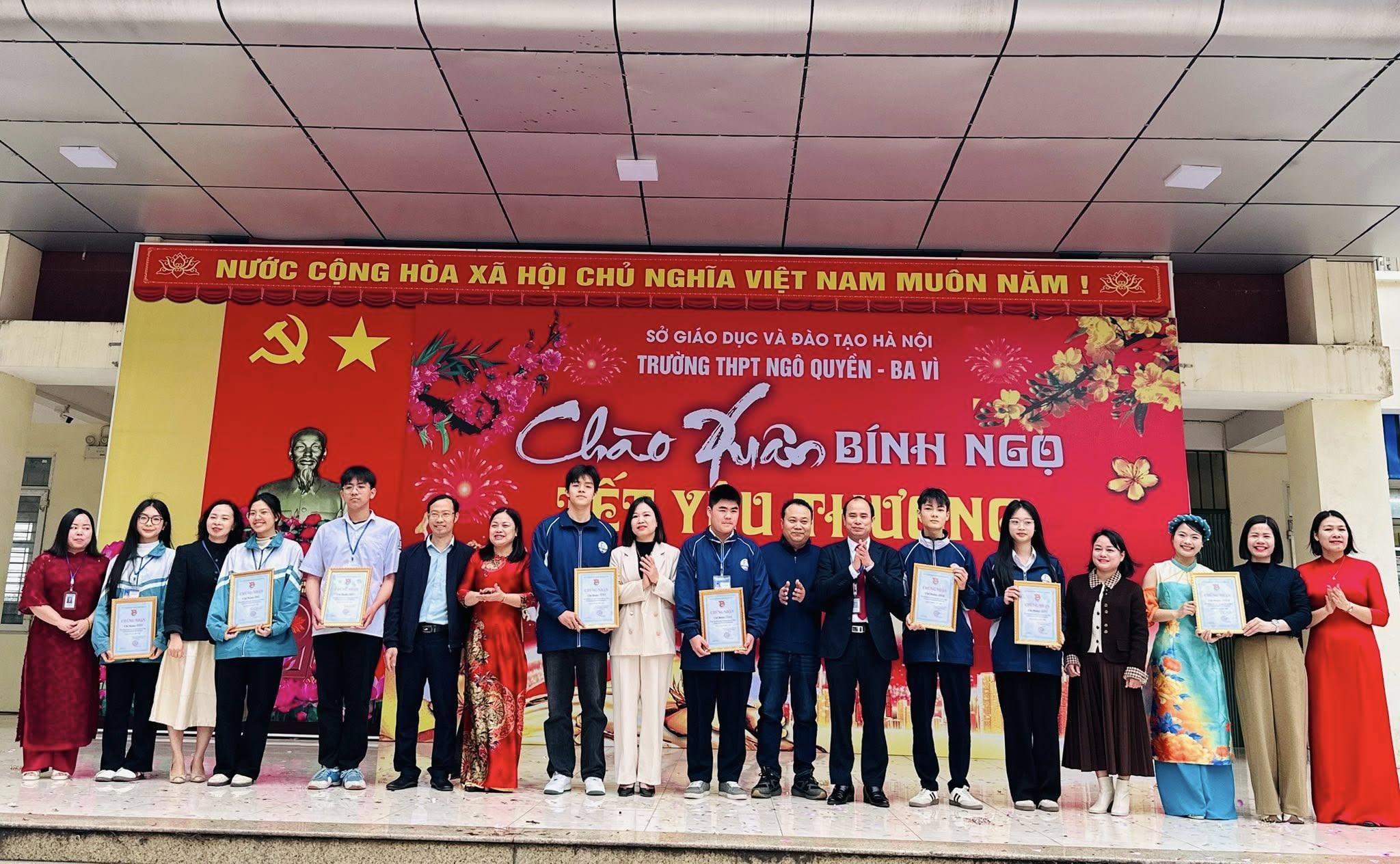 Trường THPT Ngô Quyền - Ba Vì thực hiện chương trình Tết yêu thương cho học sinh nhà trường